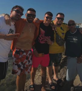 Luchè sceglie Porto Cesareo per una pausa di relax: pranzo all’Isola Beach tra selfie e autografi - Corriere Salentino
