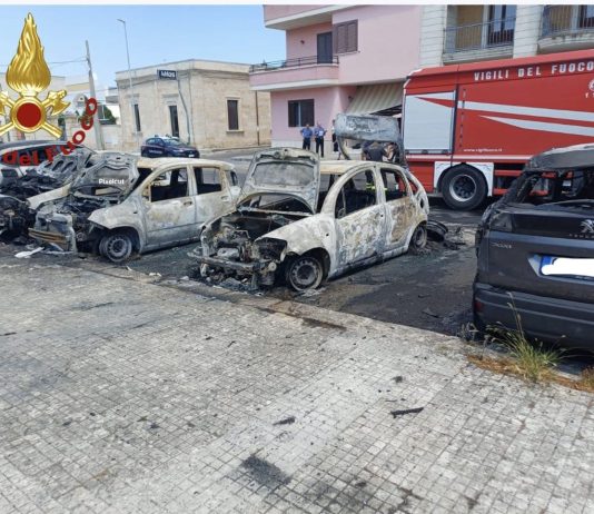 Una mattinata di fuoco nel Salento con ben sei automobili in fiamme