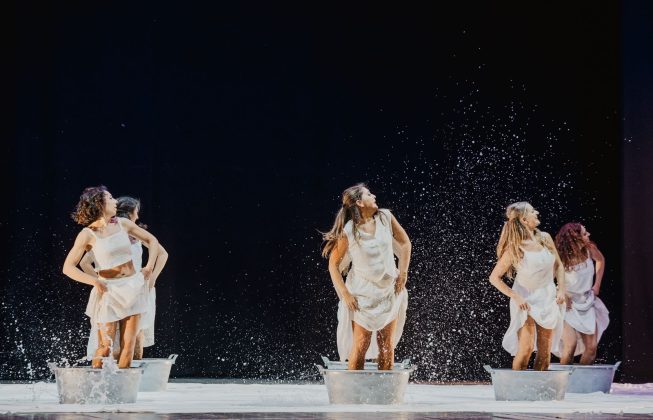 A Martano si conclude il percorso del Festival Itinerante "Le vie del Mediterraneo". Sul palco il Canzoniere Grecanico Salentino e Inude con "Rito" e la Compagnia Teatrodanza Skenè con "Salento" - Corriere Salentino