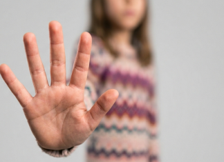 Bulle a scuola contro una compagna di classe: hanno tutte 12 anni come la vittima. Che ha paura di uscire