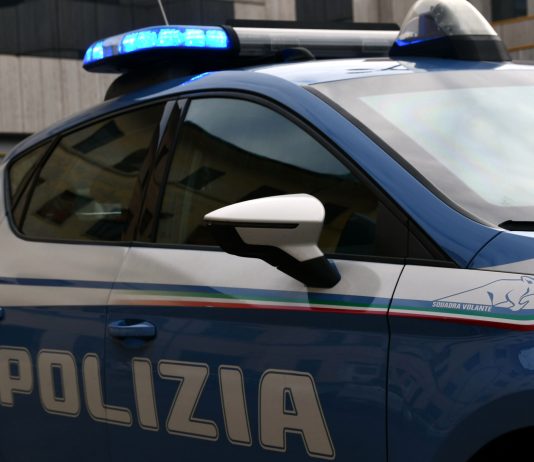 Aggredisce gli agenti durante un controllo e così dai domiciliari finisce in carcere