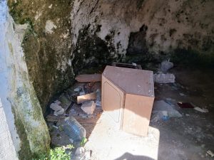 San Foca, rifiuti e vandalismo sotto la torre: l’allarme di Barbano per il degrado a due passi dal lungomare - Corriere Salentino