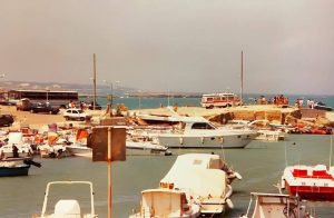Trentacinque anni dallo sbarco di San Foca: le immagini di Montinari raccontano l’inizio di una nuova era dell’immigrazione - Corriere Salentino