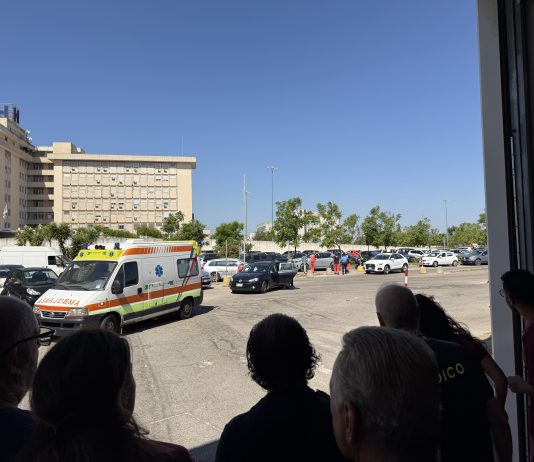 Panico al pronto soccorso, uomo armato di coltello semina il terrore: i carabinieri lo fermano con il taser