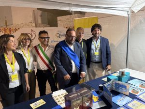 Cannole, quarant'anni di passione con la Festa della Municeddha. Affluenza record dopo il taglio del nastro e il timbro postale che consegna l’evento alla storia - Corriere Salentino