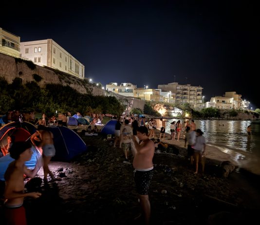 Falò senza fuoco, la notte di San Lorenzo cambia volto: tra casse bluetooth, trap, citronelle, tende e ordinanze