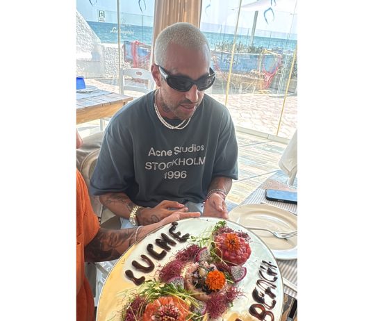 Luchè sceglie Porto Cesareo per una pausa di relax: pranzo all’Isola Beach tra selfie e autografi