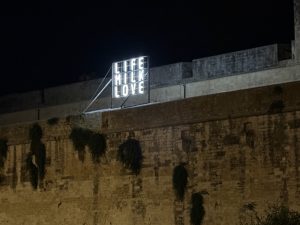 “Life-Milk-Love” sul Castello Carlo V scatena le polemiche social. Guido: “Il Comune non c’entra nulla” - Corriere Salentino