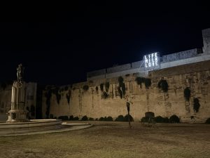 “Life-Milk-Love” sul Castello Carlo V scatena le polemiche social. Guido: “Il Comune non c’entra nulla” - Corriere Salentino