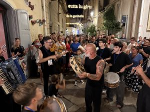 Galatina capitale della pizzica, un fiume di gente per le Ronde della Taranta: la tradizione torna dove tutto ebbe inizio - Corriere Salentino