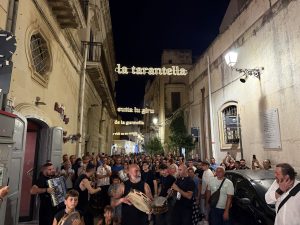 Galatina capitale della pizzica, un fiume di gente per le Ronde della Taranta: la tradizione torna dove tutto ebbe inizio - Corriere Salentino