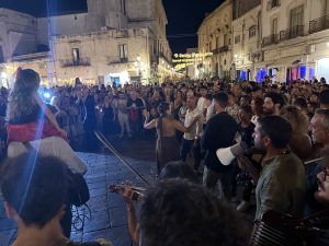 Galatina capitale della pizzica, un fiume di gente per le Ronde della Taranta: la tradizione torna dove tutto ebbe inizio - Corriere Salentino