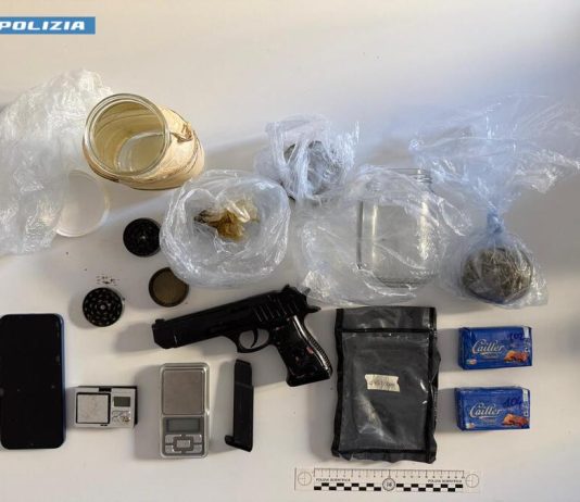 Alla vista della Polizia, tenta di fuggire e di liberarsi della droga, denunciato un 27enne