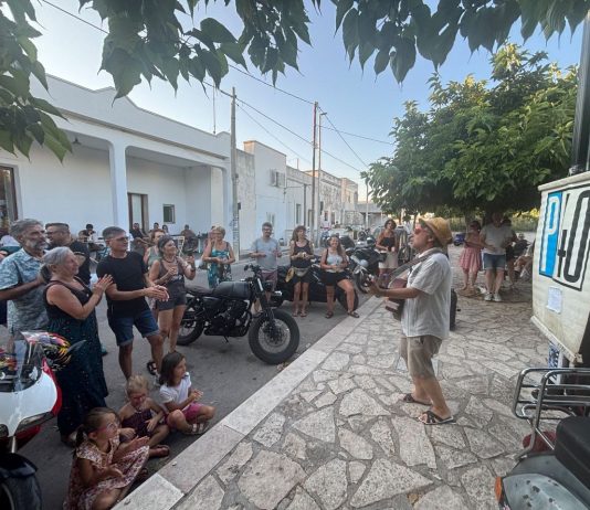 P40 presenta il nuovo brano “Vado a Badisco” proprio davanti al bar di… Porto Badisco