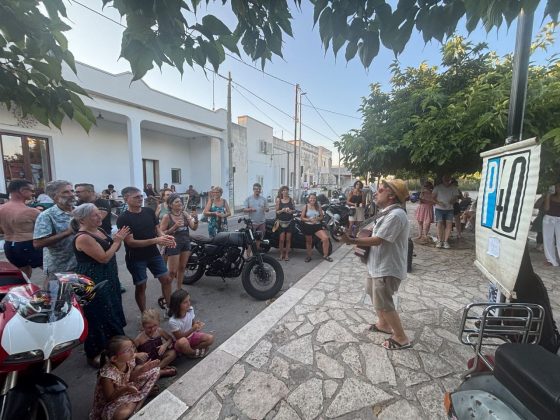 P40 presenta il nuovo brano “Vado a Badisco” proprio davanti al bar di… Porto Badisco - Corriere Salentino