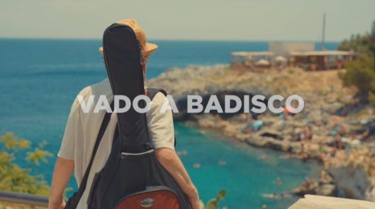 P40 presenta il nuovo brano “Vado a Badisco” proprio davanti al bar di… Porto Badisco - Corriere Salentino