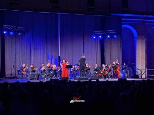 Lunedì 10 agosto "Senza fine. L’universo di Ornella Vanoni" con Serena Spedicato e l'Orchestra Sinfonica di Lecce e del Salento nel Giardino del Palazzo Marchesale - Corriere Salentino