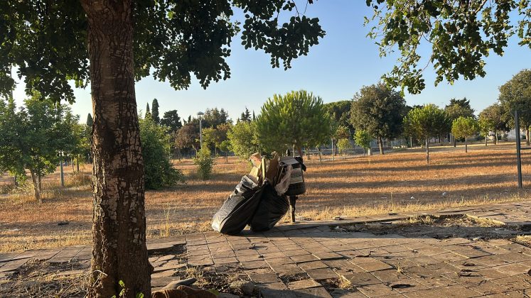 Lecce soffocata dai rifiuti: l'allarme di residenti e turisti contro il degrado - Corriere Salentino