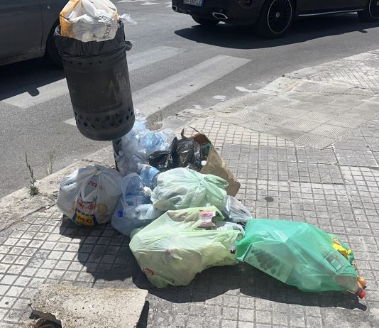 Lecce soffocata dai rifiuti: l’allarme di residenti e turisti contro il degrado