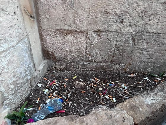 Lecce soffocata dai rifiuti: l'allarme di residenti e turisti contro il degrado - Corriere Salentino