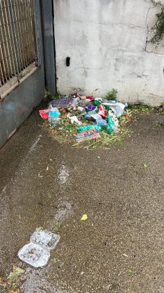 Lecce soffocata dai rifiuti: l'allarme di residenti e turisti contro il degrado - Corriere Salentino