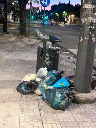 Lecce soffocata dai rifiuti: l'allarme di residenti e turisti contro il degrado - Corriere Salentino