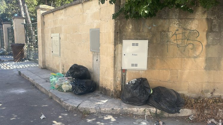 Lecce soffocata dai rifiuti: l'allarme di residenti e turisti contro il degrado - Corriere Salentino