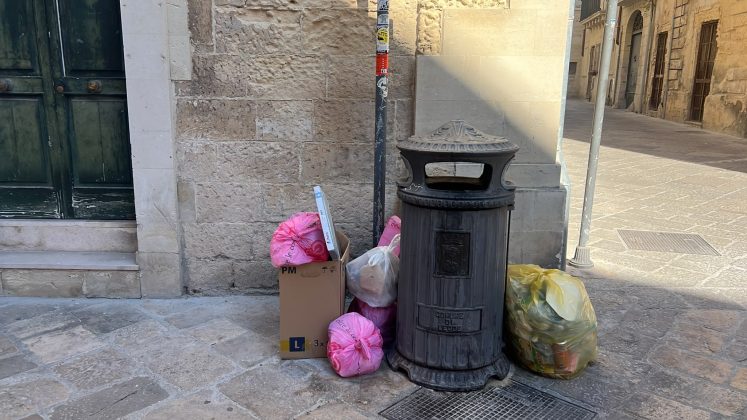 Lecce soffocata dai rifiuti: l'allarme di residenti e turisti contro il degrado - Corriere Salentino
