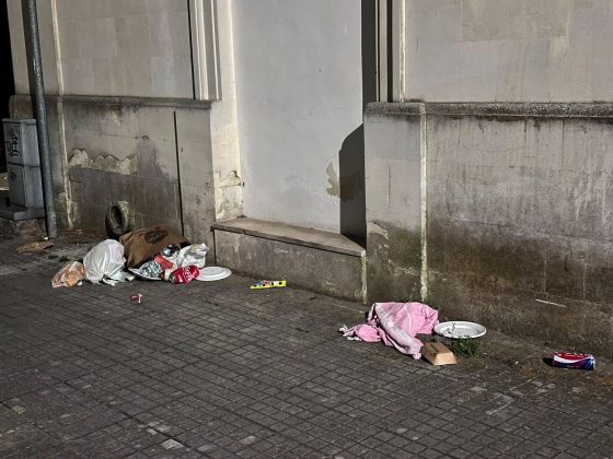 Lecce soffocata dai rifiuti: l'allarme di residenti e turisti contro il degrado - Corriere Salentino