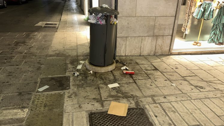 Lecce soffocata dai rifiuti: l'allarme di residenti e turisti contro il degrado - Corriere Salentino