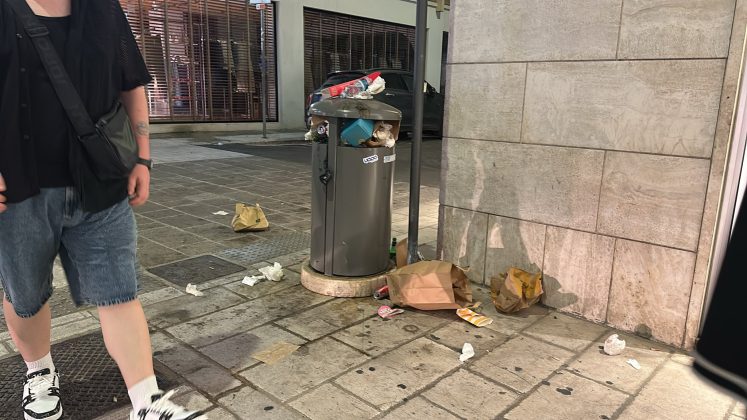 Lecce soffocata dai rifiuti: l'allarme di residenti e turisti contro il degrado - Corriere Salentino