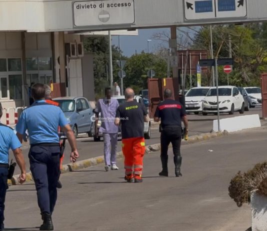 Panico al pronto soccorso, uomo armato di coltello semina il terrore: i carabinieri lo fermano con il taser
