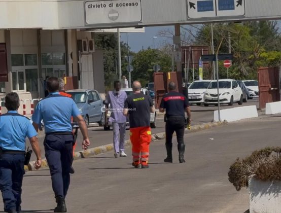 Panico al pronto soccorso, uomo armato di coltello semina il terrore: i carabinieri lo fermano con il taser - Corriere Salentino