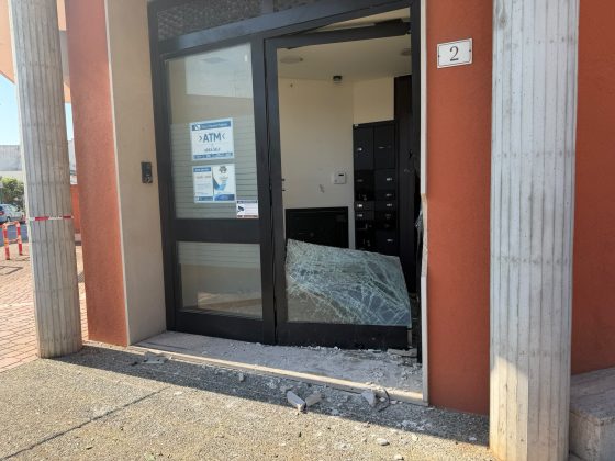 Esplosivo alla banca, poi i vasi contro i ladri: colpo fallito a San Donato - Corriere Salentino