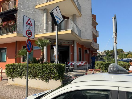 Esplosivo alla banca, poi i vasi contro i ladri: colpo fallito a San Donato - Corriere Salentino
