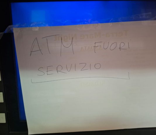 L’unico bancomat fuori servizio da giorni a Torre dell’Orso, disagi per turisti e abitanti