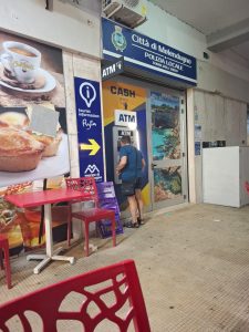 L’unico bancomat fuori servizio da giorni a Torre dell’Orso, disagi per turisti e abitanti - Corriere Salentino