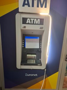 L’unico bancomat fuori servizio da giorni a Torre dell’Orso, disagi per turisti e abitanti - Corriere Salentino