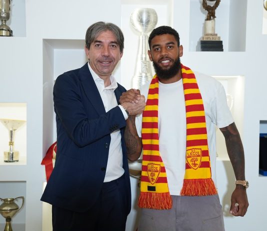 Geubbels, il primo scatto ufficiale in giallorosso: il nuovo centravanti insieme al direttore Stefano Trinchera