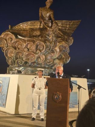Gallipoli, una scultura per la Guardia Costiera: l'omaggio del "Giannelli" - Corriere Salentino