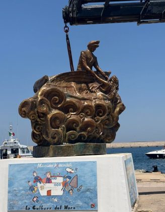 Gallipoli, una scultura per la Guardia Costiera: l'omaggio del "Giannelli" - Corriere Salentino