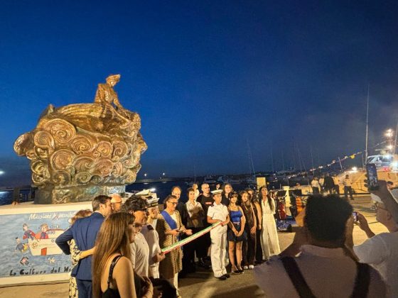 Gallipoli, una scultura per la Guardia Costiera: l'omaggio del "Giannelli" - Corriere Salentino