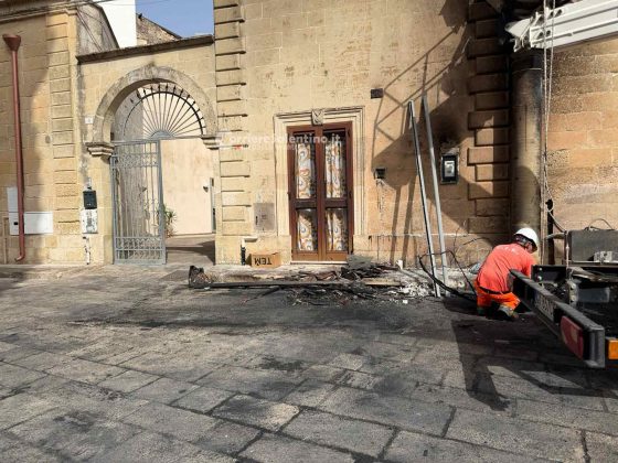 Rogo nella notte, due auto colpite dal fuoco: distrutta la Clio della moglie del sindaco - Corriere Salentino