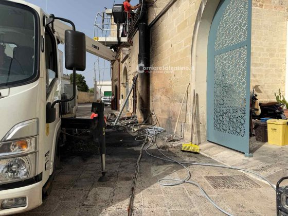 Rogo nella notte, due auto colpite dal fuoco: distrutta la Clio della moglie del sindaco - Corriere Salentino