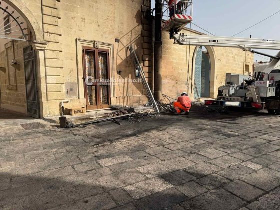 Rogo nella notte, due auto colpite dal fuoco: distrutta la Clio della moglie del sindaco - Corriere Salentino