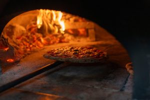Mercoledì 5 agosto a Lecce al via "Pizza Village Music Festival": 10 forni a legna, 40 pizzaioli per 6 serate tra gusto, musica dal vivo e intrattenimento - Corriere Salentino