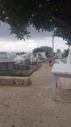 Tromba d’aria a Porto Cesareo, crollano le luminarie. Danni ai lidi, devastato lo stabilimento “Isola” - Corriere Salentino