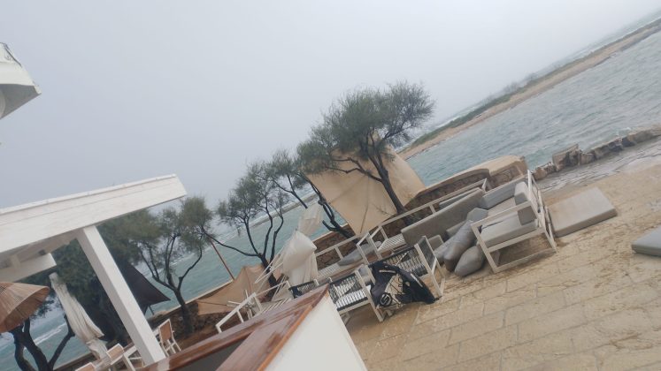 Tromba d’aria a Porto Cesareo, crollano le luminarie. Danni ai lidi, devastato lo stabilimento “Isola” - Corriere Salentino