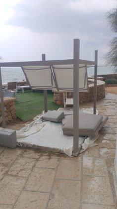 Tromba d’aria a Porto Cesareo, crollano le luminarie. Danni ai lidi, devastato lo stabilimento “Isola” - Corriere Salentino