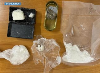 Scarcerato da poche settimane, spacciava in casa con la complicità della compagna: coppia in manette